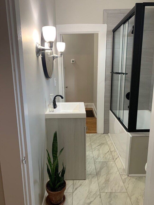 Building Photo - Beautiful 2 Bedroom 1 Bath, Newly Updated!