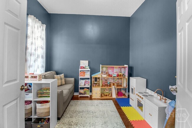 Building Photo - 721 Canyon Dr