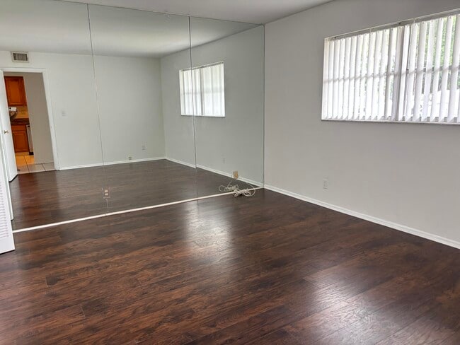 Building Photo - 8051 S Colony Cir
