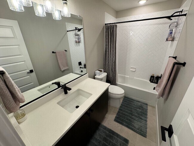 Building Photo - Modern 3-Bed, 2-Bath Townhome with Spaciou...