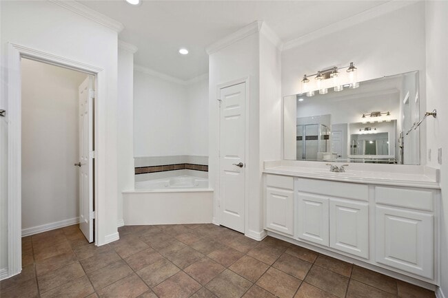 Building Photo - 2827 Briarhurst Park