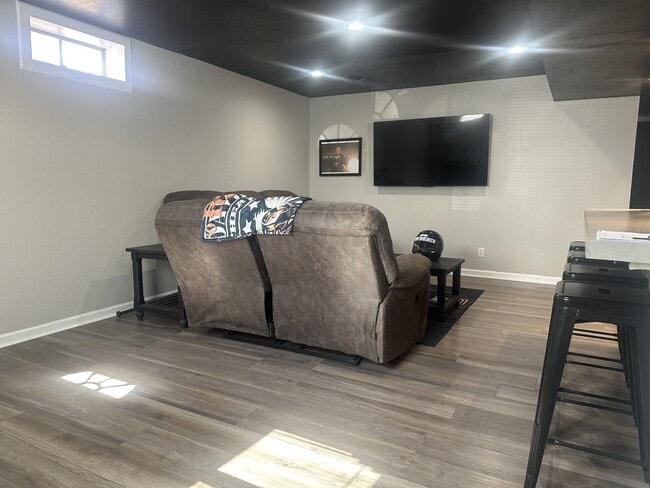 Building Photo - 600a Sara St