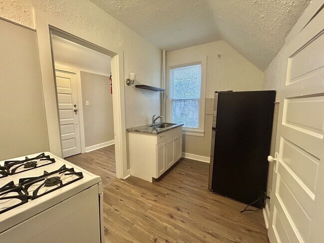 Building Photo - 2308 Highland Ave