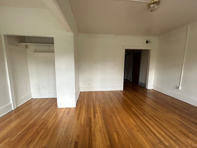 Building Photo - 2 BEDROOM LOCATED IN THE HEART OF THE ART ...