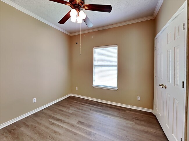 Building Photo - 906 Crystal River