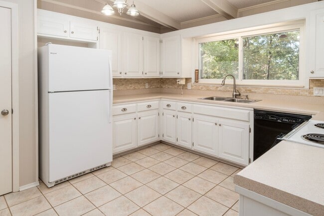 Building Photo - 2 Bedroom, 2 Bath Home on a wooded lot in ...