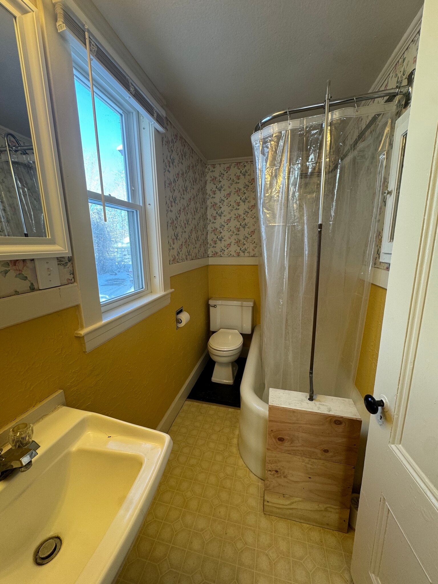 Building Photo - 10 Maple St