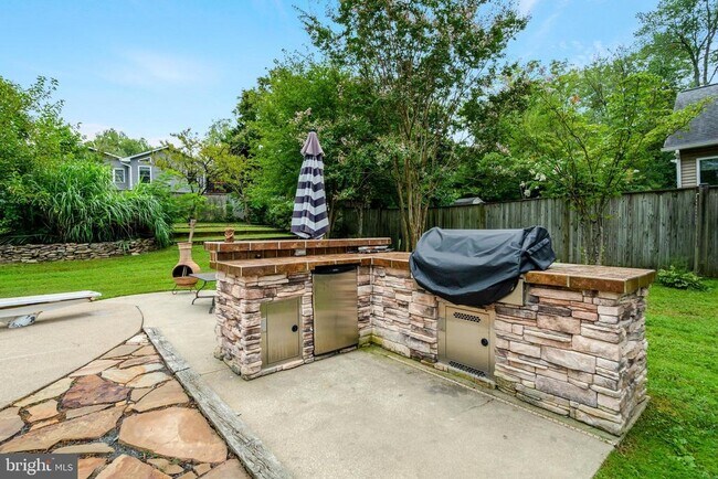 Building Photo - 4213 University Dr