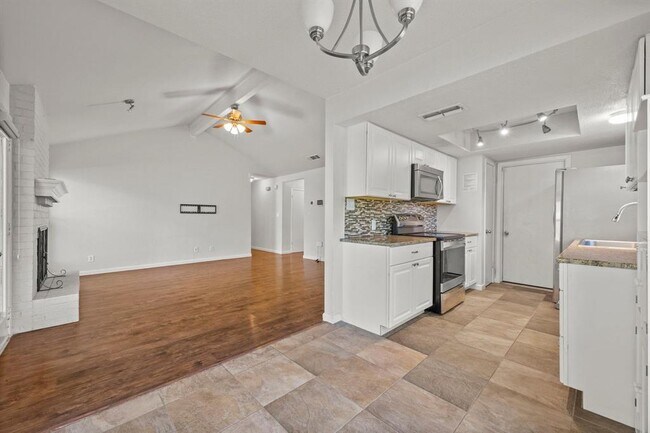 Building Photo - 605 Apache Trail