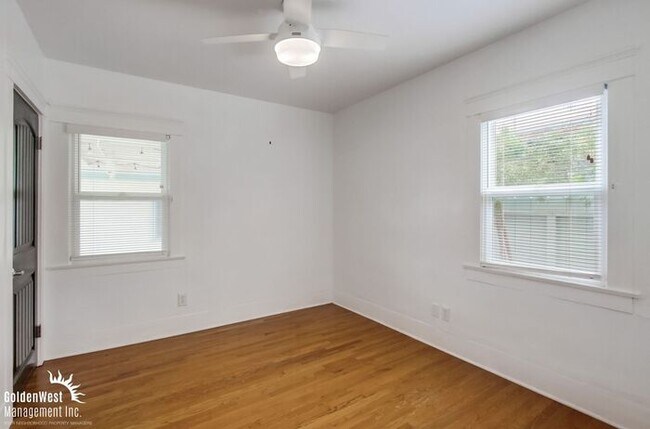 Building Photo - Charming 3Bdm 2Ba Home Located in the Norm...