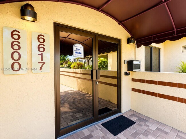 Building Photo - 6585 Somerset Dr