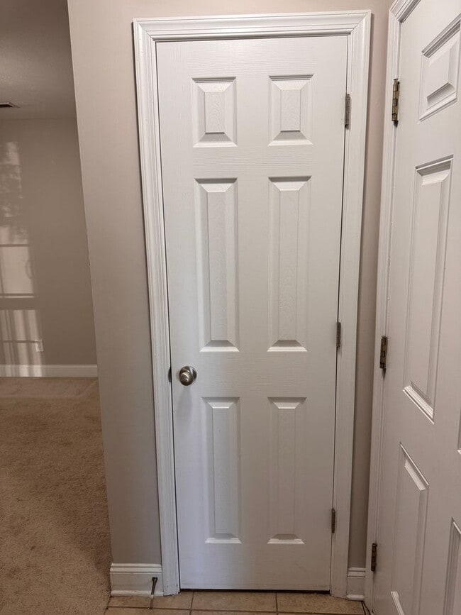 Building Photo - 3 Bedroom || 2 Bathroom Main Level Apartme...