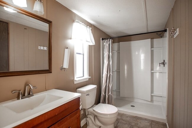 Building Photo - 1631 W Pine Lake Dr