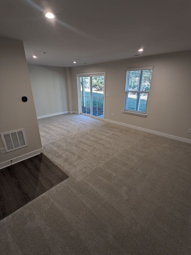 Building Photo - Beautiful Townhome in Huntersville with Ca...