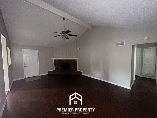 Building Photo - Move-In Ready 3BR Home in 38141 - Sunny Bay Window, Attached Garage & Fenced Yard