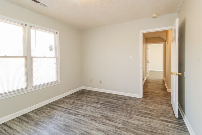 Building Photo - 801 Fox Run Dr