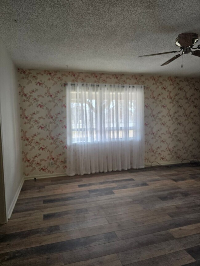 Building Photo - Charming Farmhouse