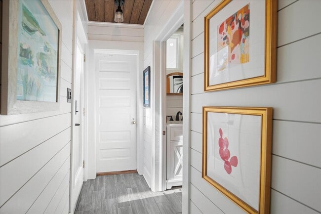 Building Photo - 237 Coming St