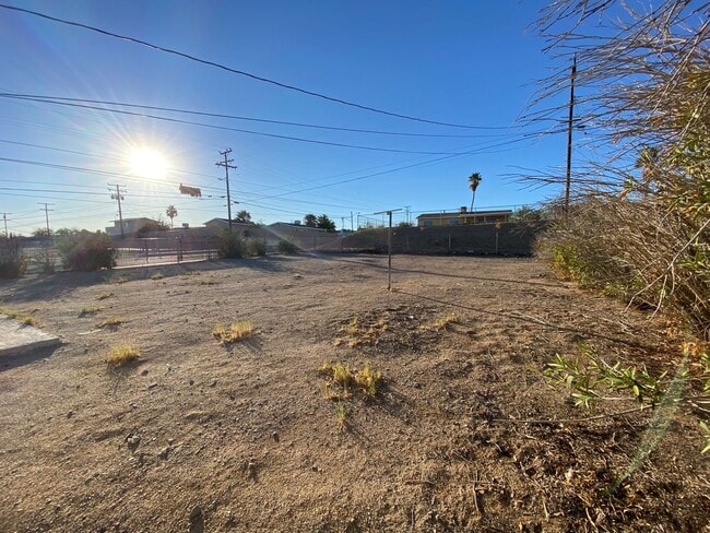 Building Photo - 3 BEDROOM 2 BATH HOUSE LOCATED CLOSE TO SC...