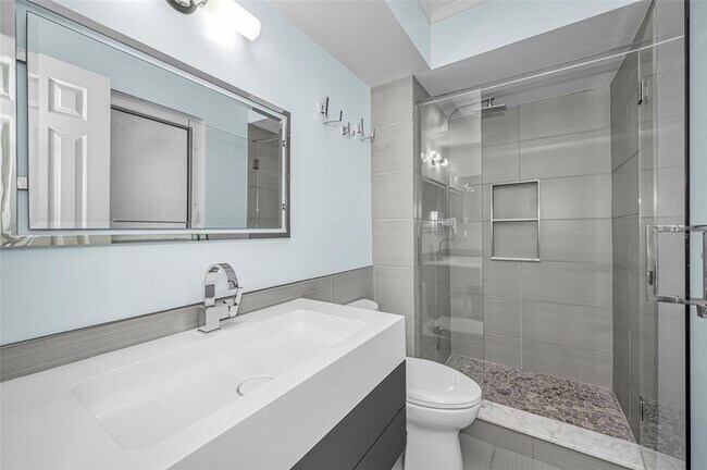 Building Photo - 1387 Hill Dr