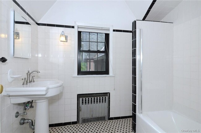 Building Photo - 136 Harriman Rd