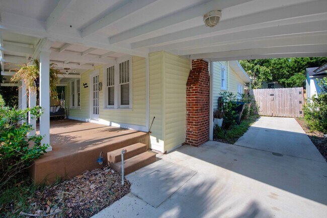 Building Photo - East Hill Cottage Available December 8th!