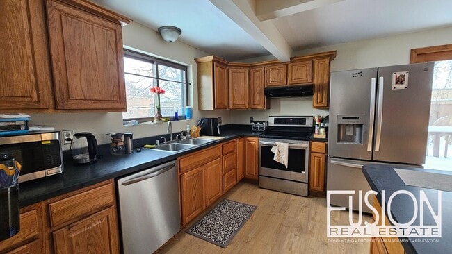 Building Photo - ONE Private Room with ALL Utilities Included in Prime Burlington Location