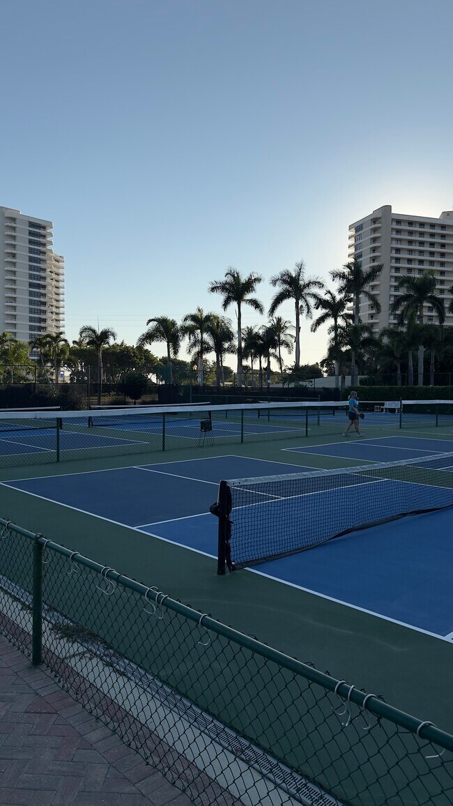 Building Photo - 651 Seaview Ct