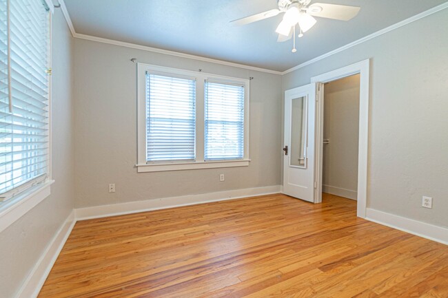 Building Photo - Beautifully remodeled campus home!