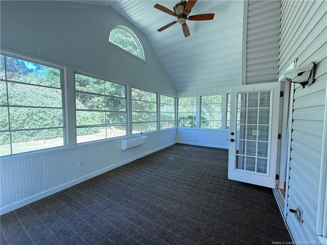 Building Photo - 995 Greenbriar Dr