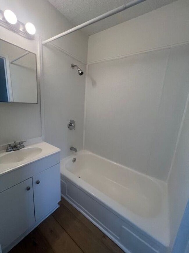 Building Photo - Remodeled 4 Bed 2 Bath House