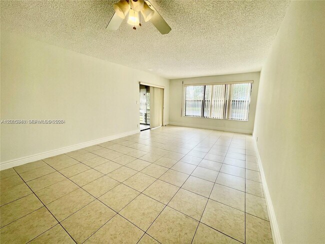 Building Photo - 2320 S Cypress Bend Dr