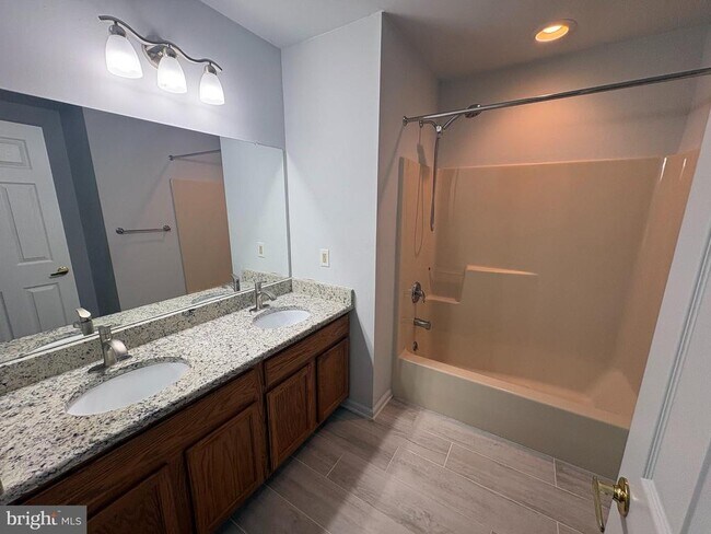 Building Photo - 208 Castle Dr