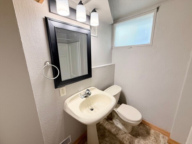 Building Photo - Spacious 4 Bed, 2 Bath Home – Perfect for Families or Roommates