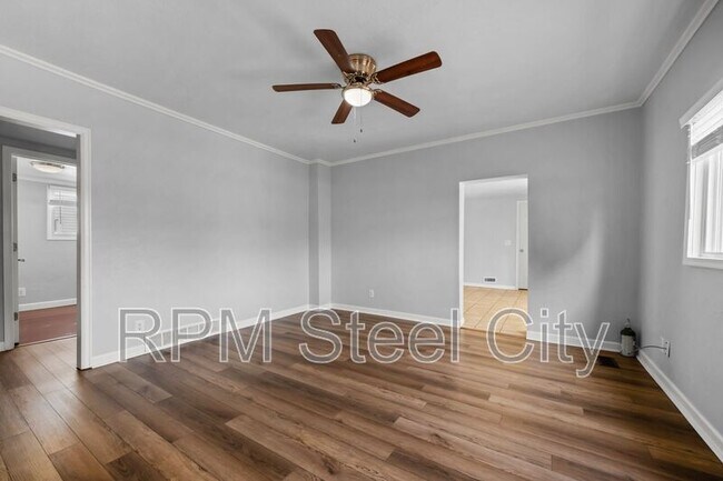 Building Photo - 903 W 15th St