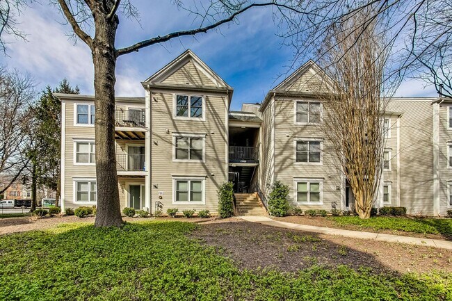 Building Photo - Beautiful - Ground Floor 3/2 condo in Rockville