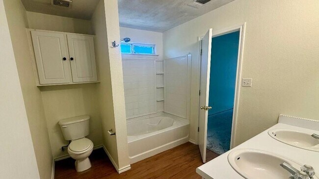 Building Photo - 940 Goldenrod St