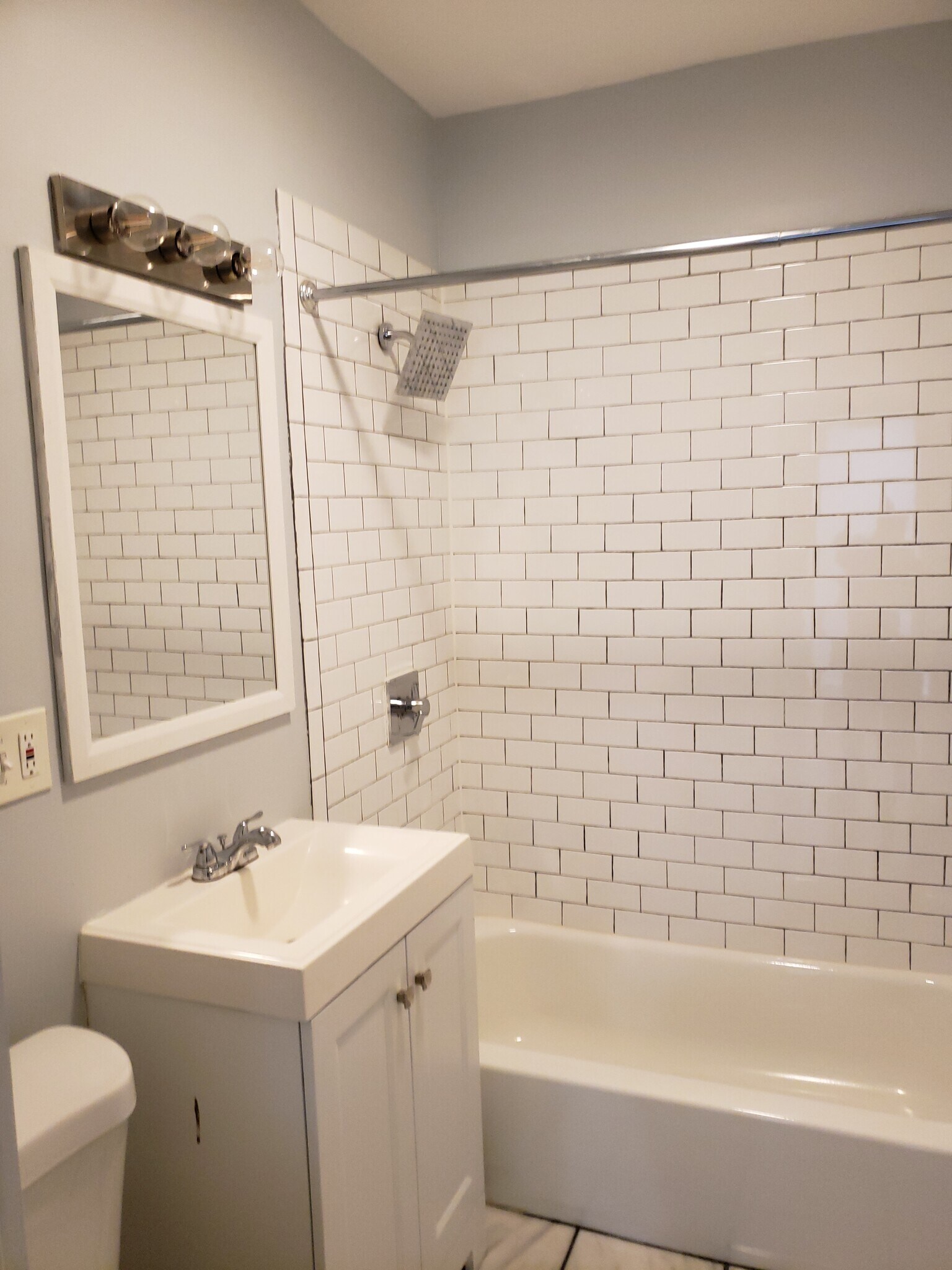 Building Photo - 3320 N LeClaire Ave