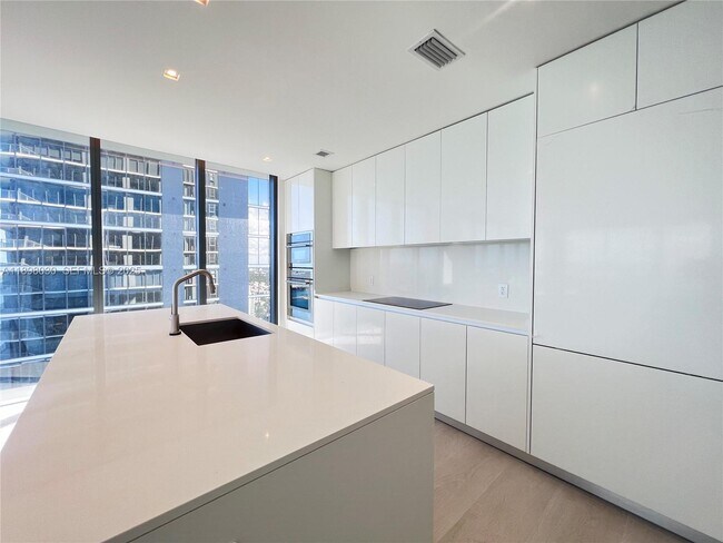 Building Photo - 700 NE 24th St