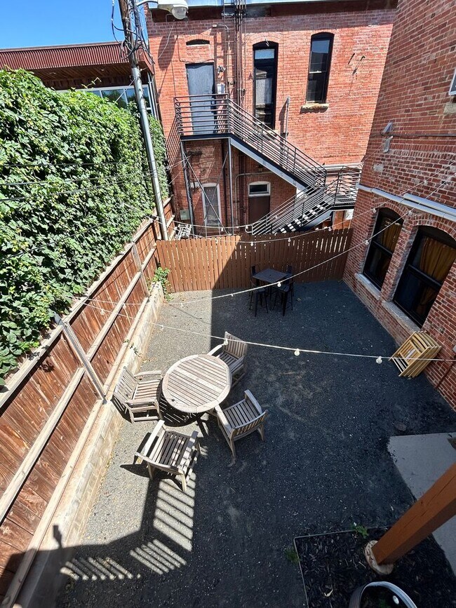 Building Photo - Bright 2nd Floor Apartment on 3rd Street -- Utilities Included!