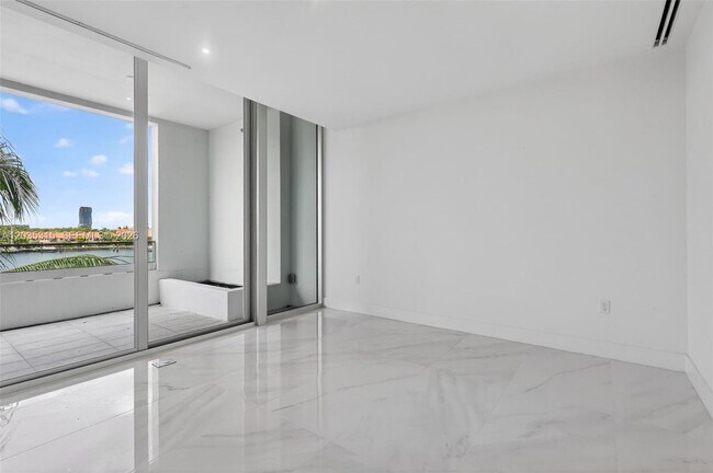 Building Photo - 3750 Yacht Club Dr