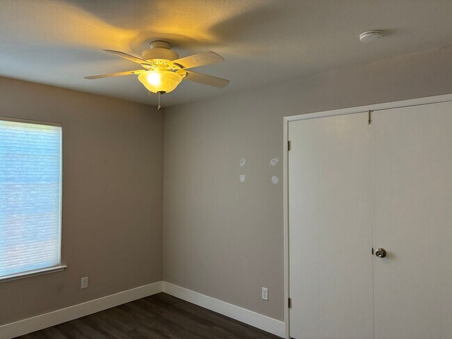 Building Photo - Rare 3 bedroom, 2 bathroom unit in the desirable Lincoln Village West neighborhood! Nearly 1350 s...