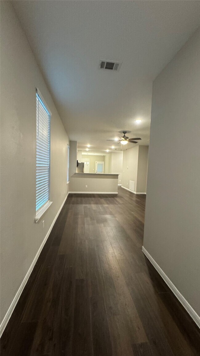 Building Photo - 10473 Pineland Dr