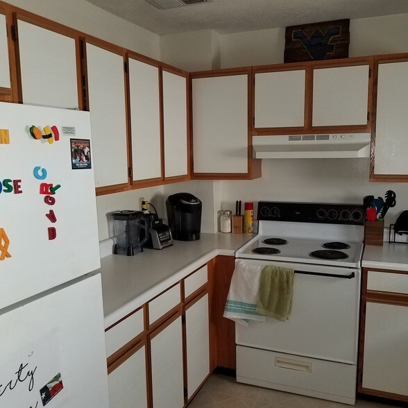 Kitchen - 625 McLane Ave