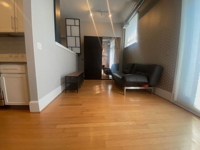 Building Photo - Open And Updated One Bedroom Apartment At ...