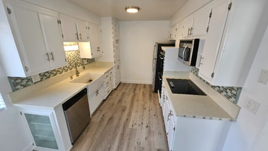 Building Photo - 2130 Beachwood Dr