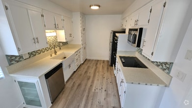 Building Photo - 2130 Beachwood Dr