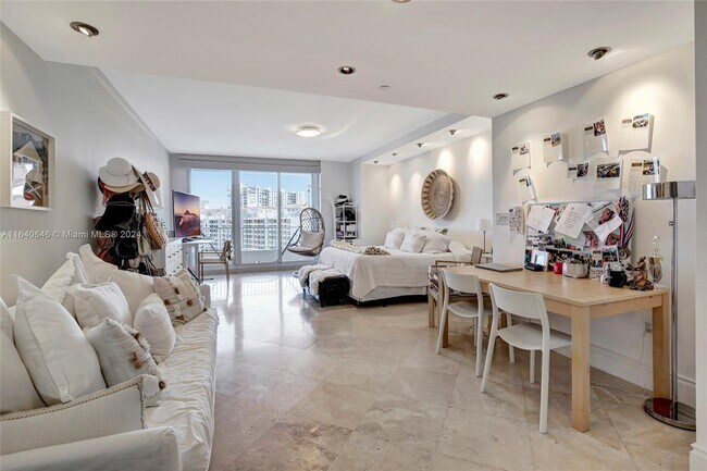 Building Photo - 781 Crandon Blvd