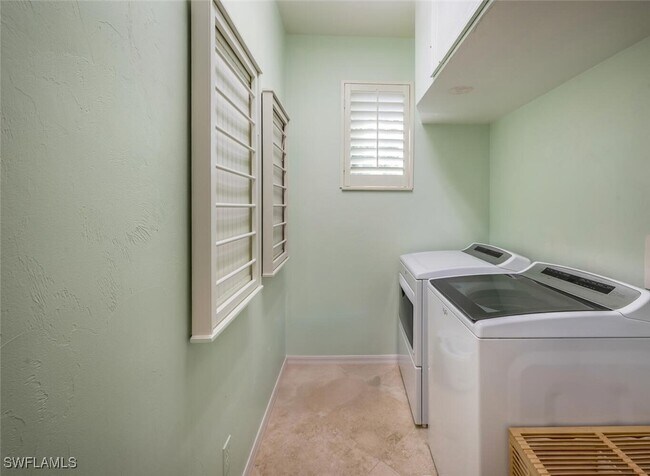 Building Photo - 425 2nd Ave S