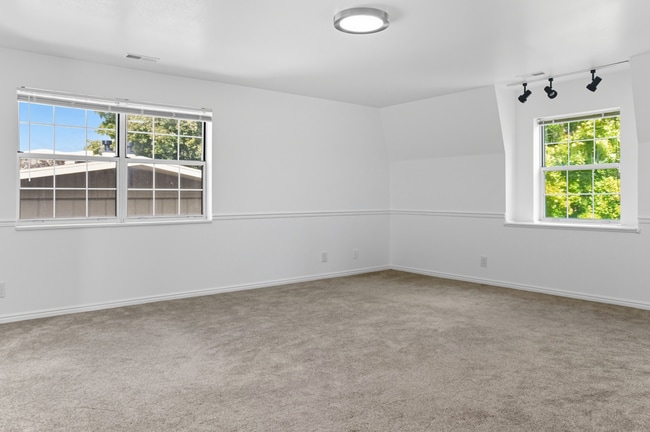 Building Photo - 342 S Palisade Dr